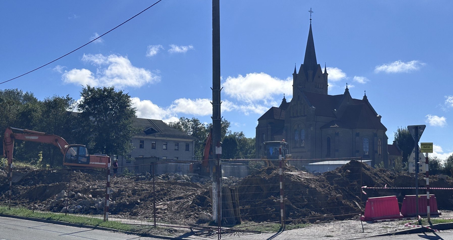 В центре Вилейки снесли здание бывшего колбасного цеха