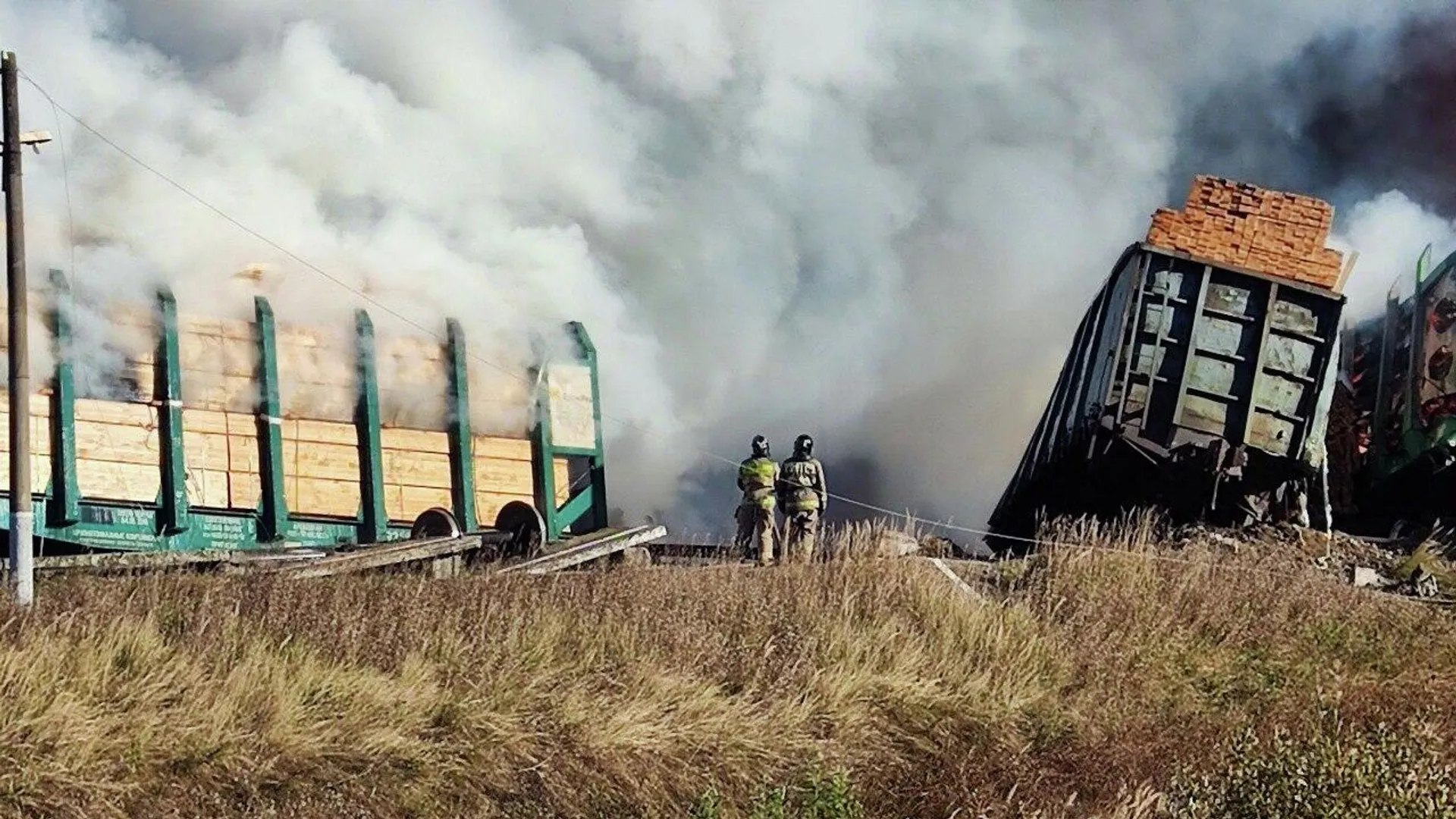 Экологические службы работают на месте ДТП с поездом в Смоленской области