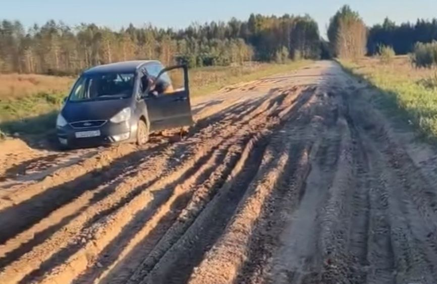 «Застряла бетономешалка». В ТикТоке жалуются на дорожный квест в Молодечненском районе