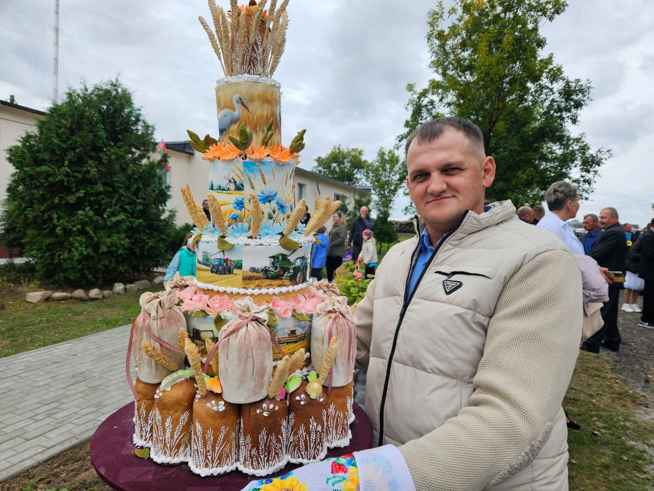 Узнали, почему каравай «Хожовоагро-2009» доверили нести Михаилу
