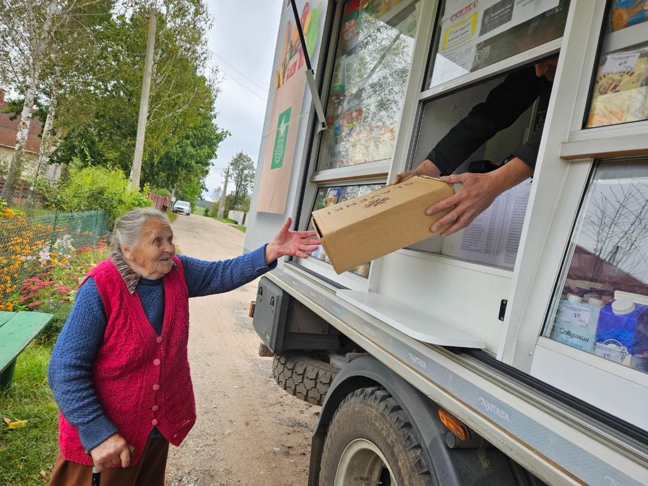 «Заказывают даже стиральные машины». Узнали у водителя-продавца автолавки, что пользуется спросом у сельских жителей
