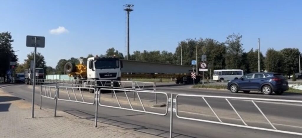 В Молодечно водитель мастерски провез гигантский пролет моста через город