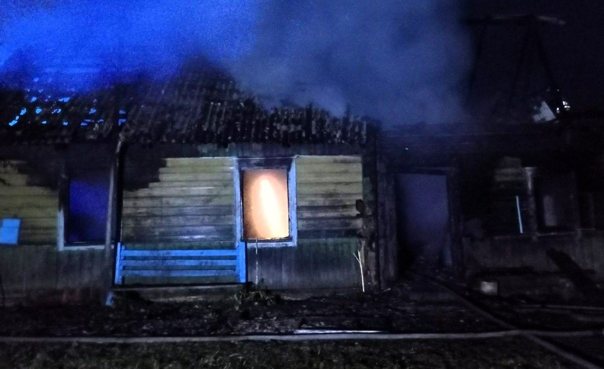 Дом в Поставском районе горел вместе с баней, досталось и сараю