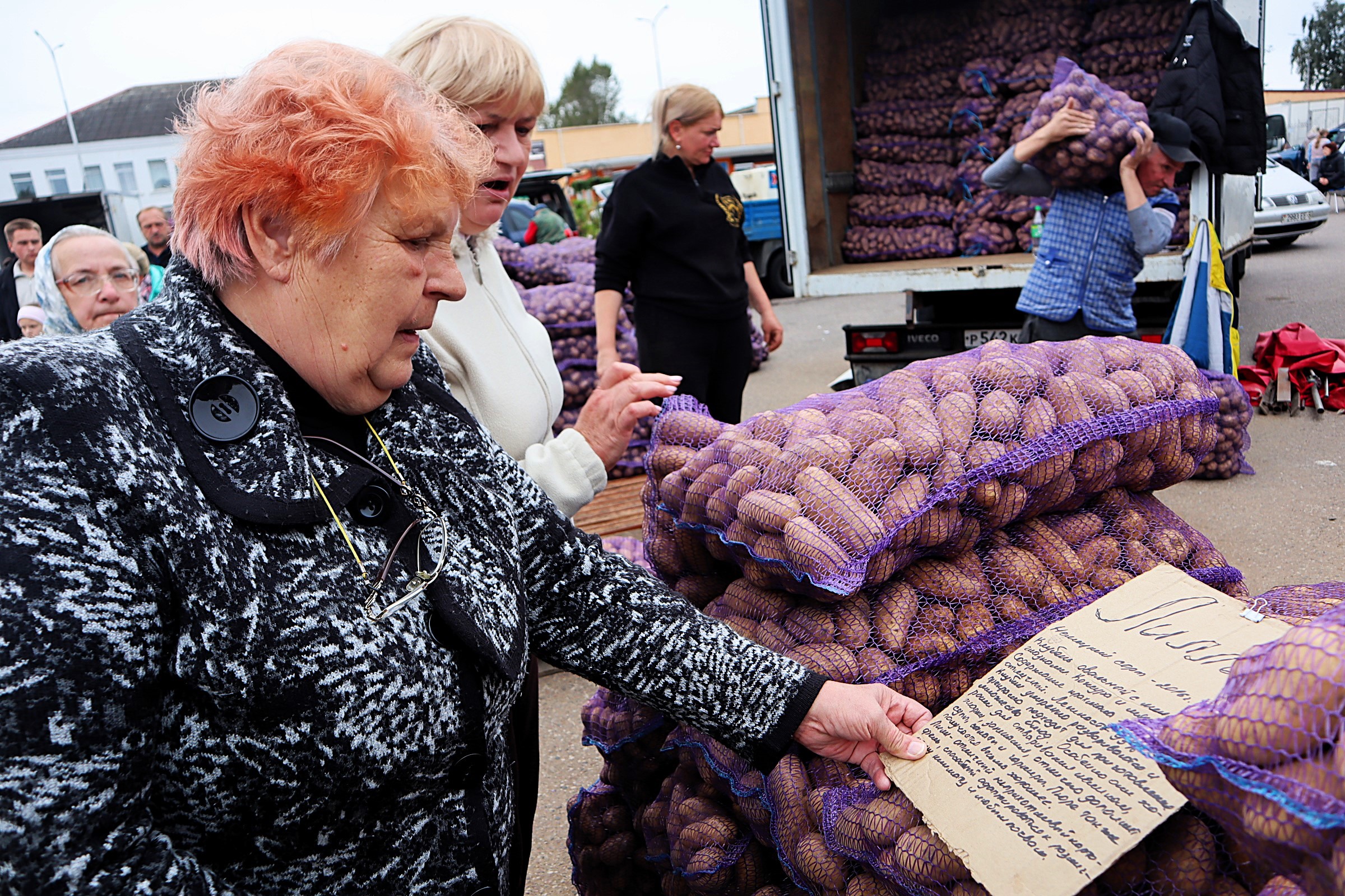 Сморгонь креативит картошкой, и молодечненцы авантюрно покупают бульбу, которую никогда в жизни не пробовали