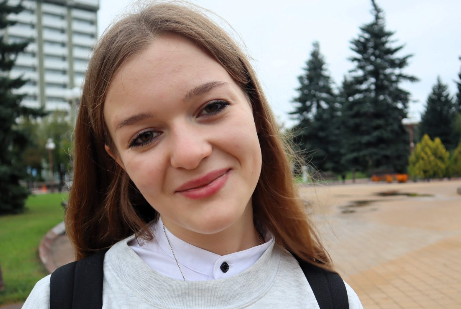 Девчонки говорят про любовь, советский человек – про железный занавес. Что такое граница между близкими людьми в понимании молодечненцев?