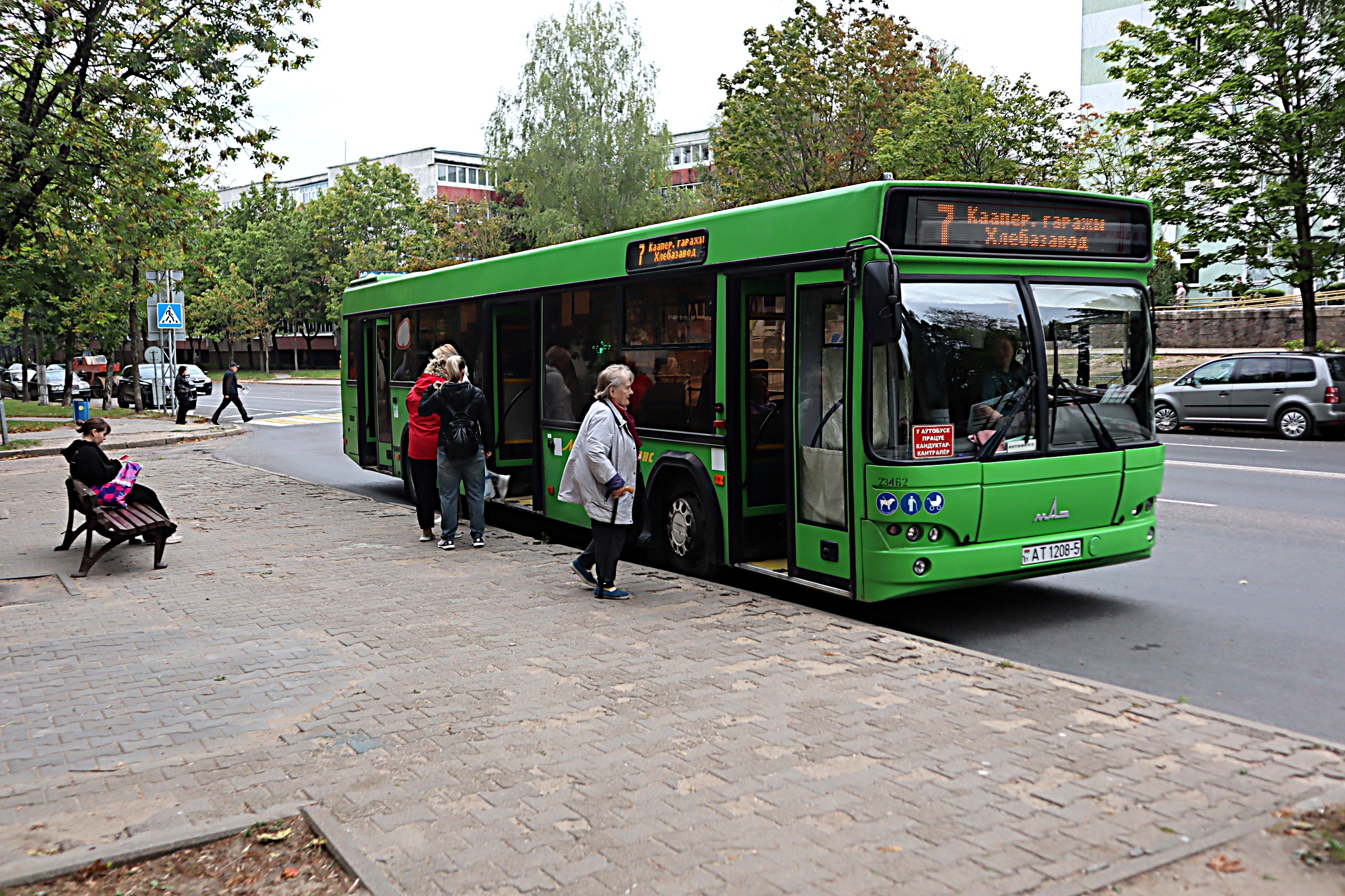 Почему убрали киоск и остановочный павильон? В Молодечно напротив поликлиники остановка осталась с голой скамейкой