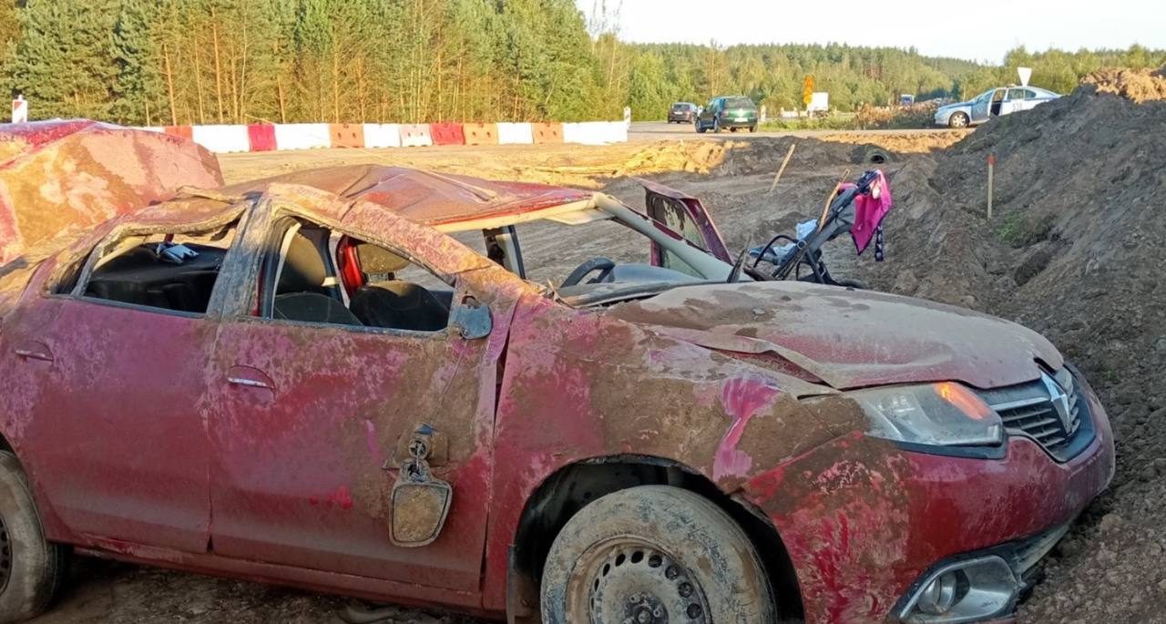 Под Логойском водитель съехал в кювет и перевернулся — пострадали двое детей