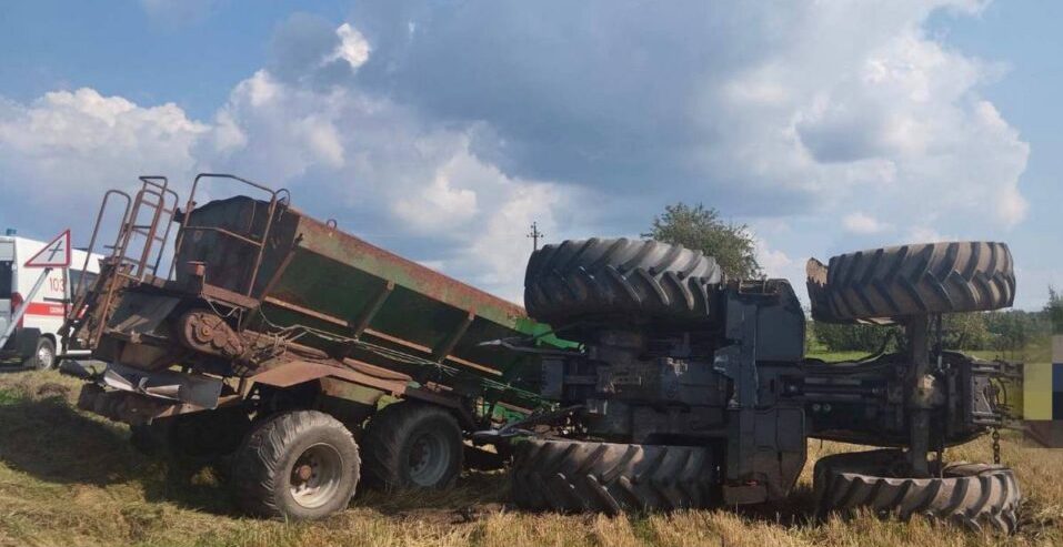 В Мядельском районе на дороге опрокинулся трактор — водитель погиб