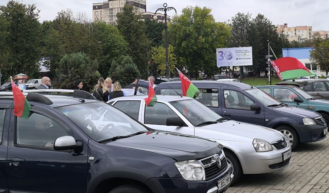 «Мама, ты куда собираешься? Я с тобой!» В Молодечно стартовал автопробег ко Дню народного единства