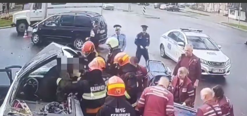 В Сморгони в ДТП работники МЧС спасли двух пассажиров легкового автомобиля