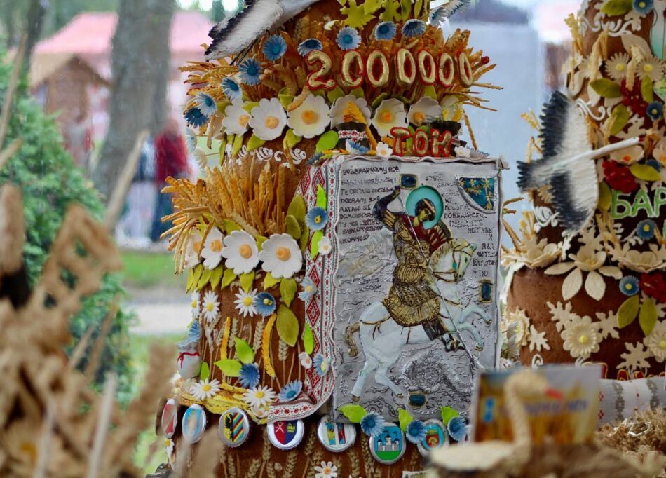 Высотой 2 метра и весит около 100 килограмм: смотрим караваи Минской области в Заславле