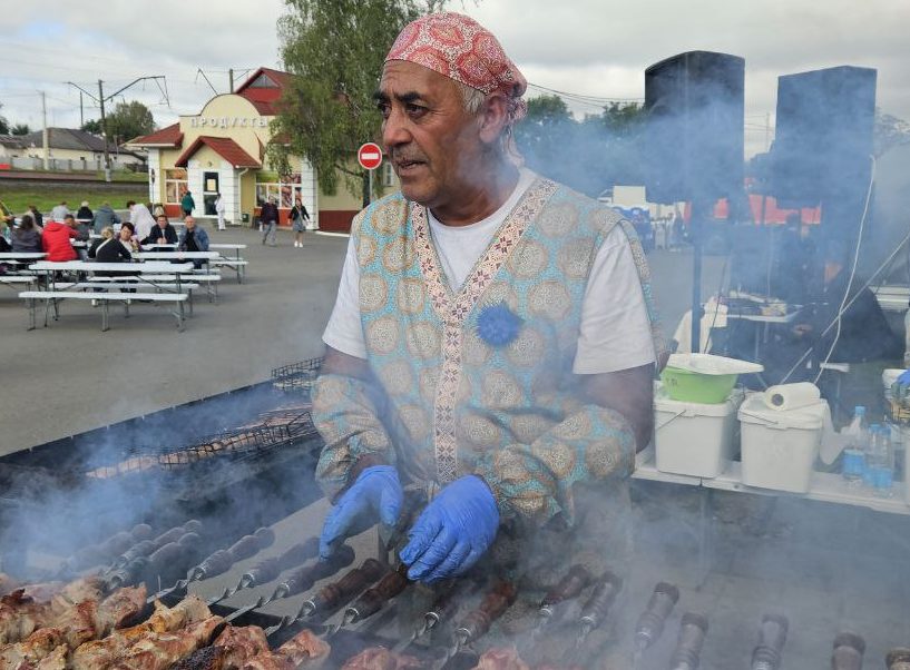 «Плова хватит всем». На «Дожинках» в Заславле плов готовит знаменитый дядя Алик