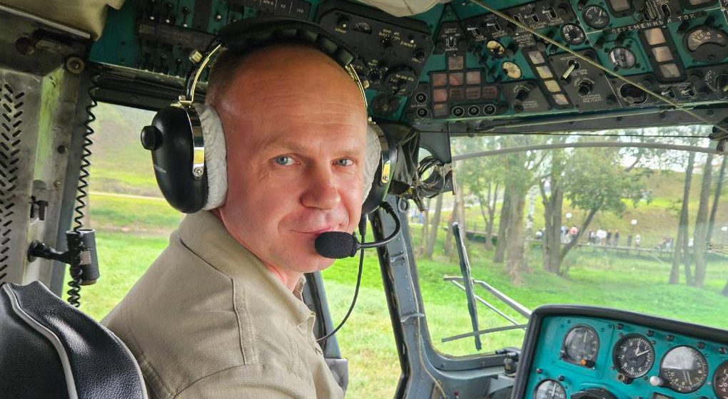 Пилот Виктор Климук катал на вертолете в Заславле гостей праздника