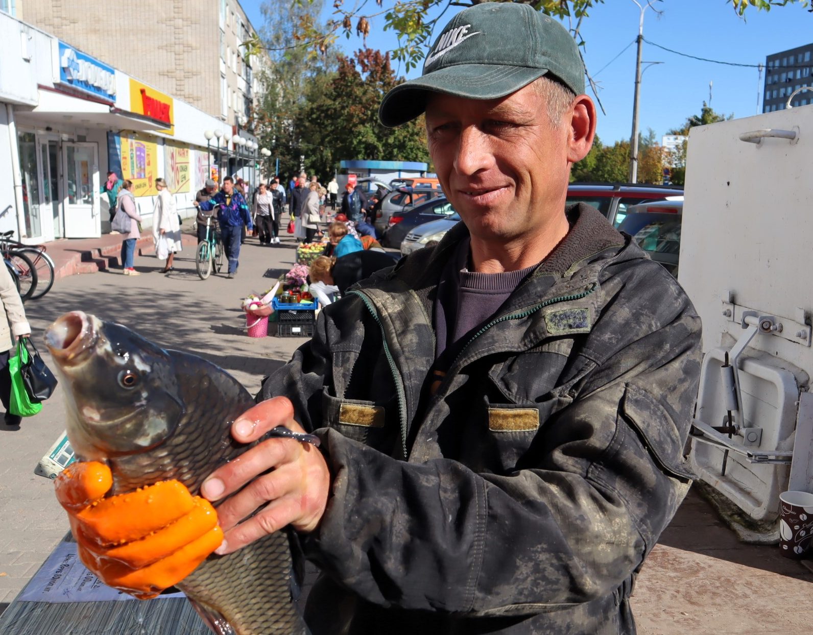 Торговец рыбой Виктор в Молодечно не бьет карпа сильно по голове, а Людмила оставила мужа без свиной котлеты