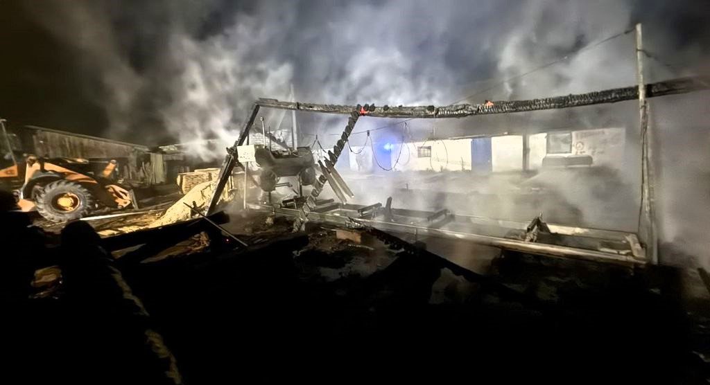 Молнию подозревают в ночном поджоге пилорамы под Сморгонью
