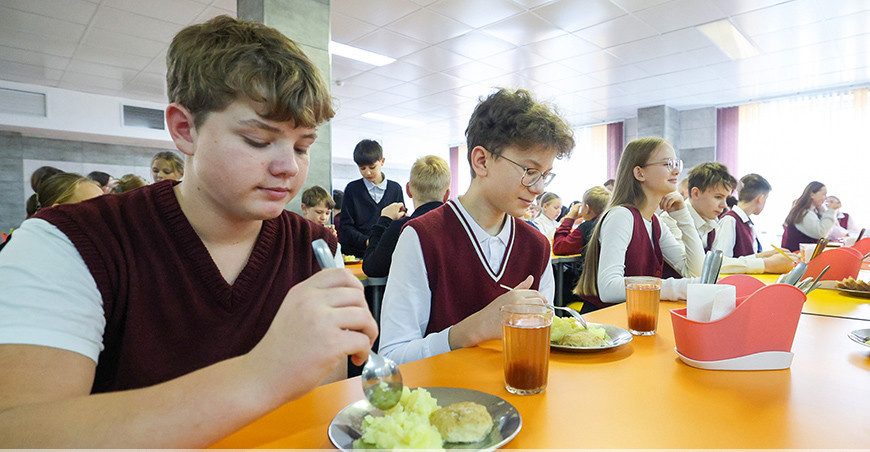 Госконтроль проверил школьные столовые. Выявили недовесы, вынос продуктов, истекшие сроки годности