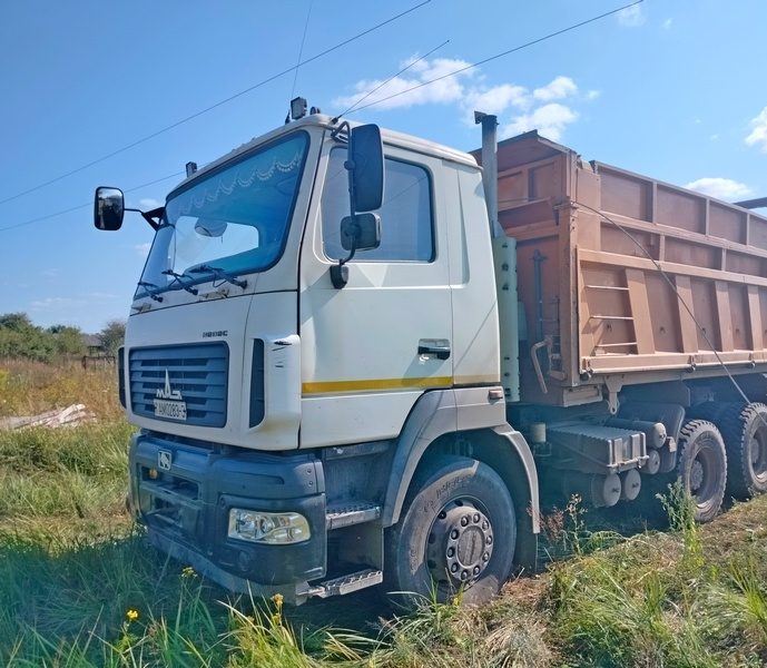 От удара током погиб водитель самосвала