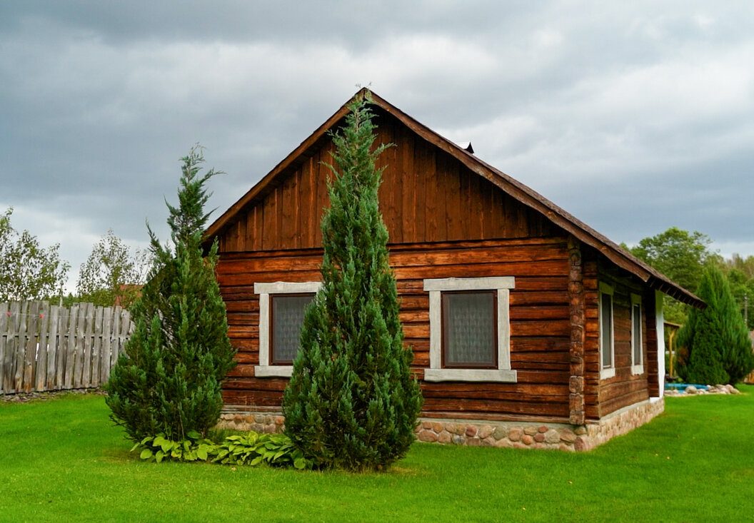 Уникальный дом с печкой из царских кирпичей появился на Нарочи. Кто построил?