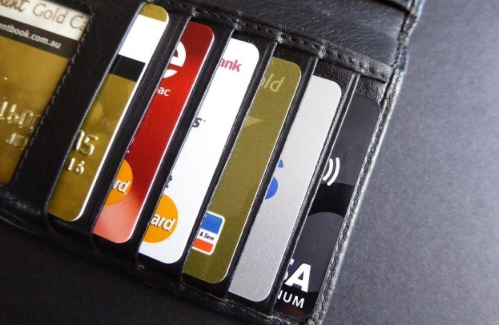 Узнали, где снять деньги с иностранной карты выгодно и без проблем