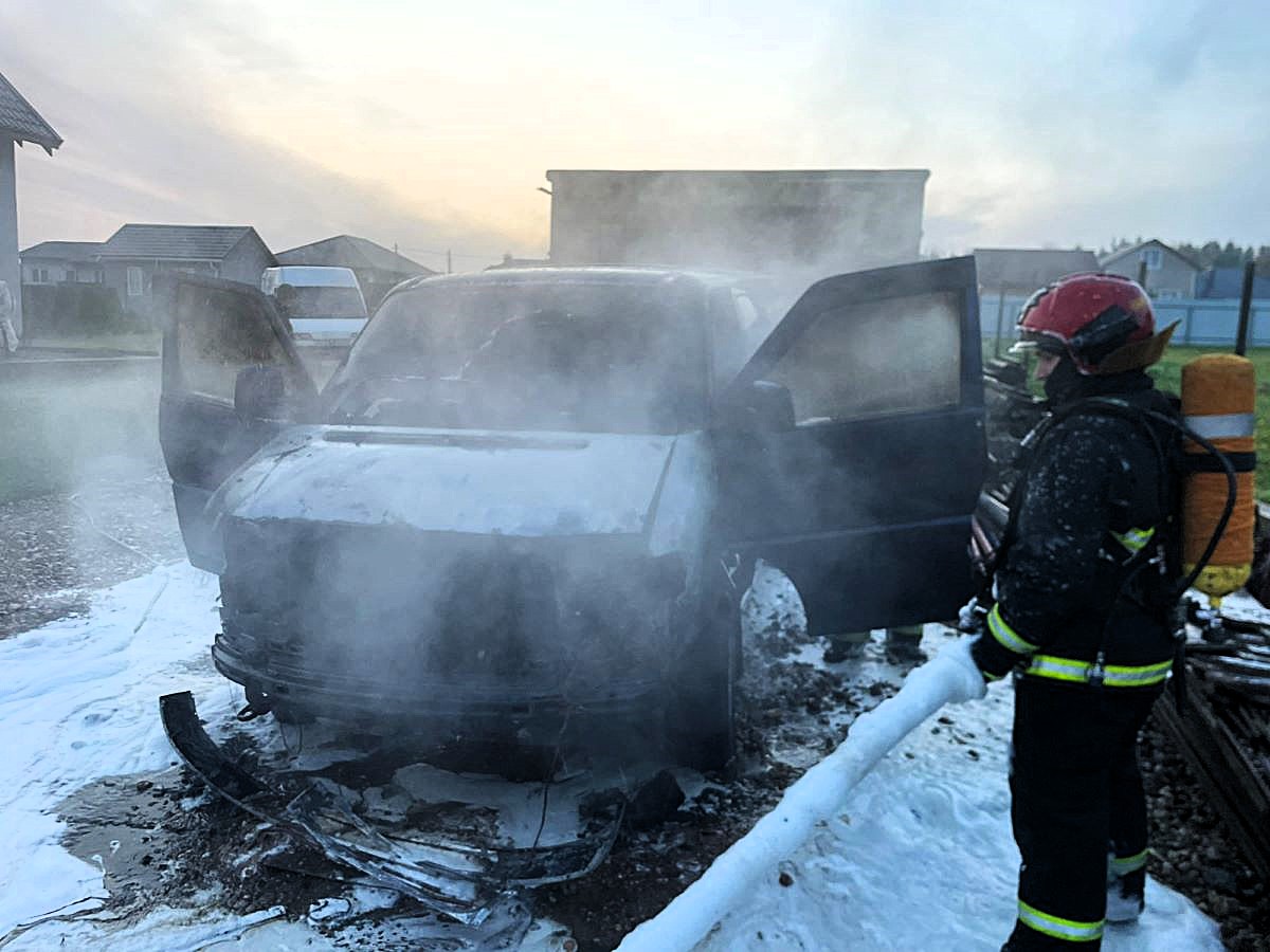 Моторный отсек микроавтобуса выгорел в Воложинском районе