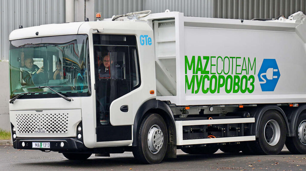 МАЗ передал первый белорусский электрический мусоровоз коммунальным службам