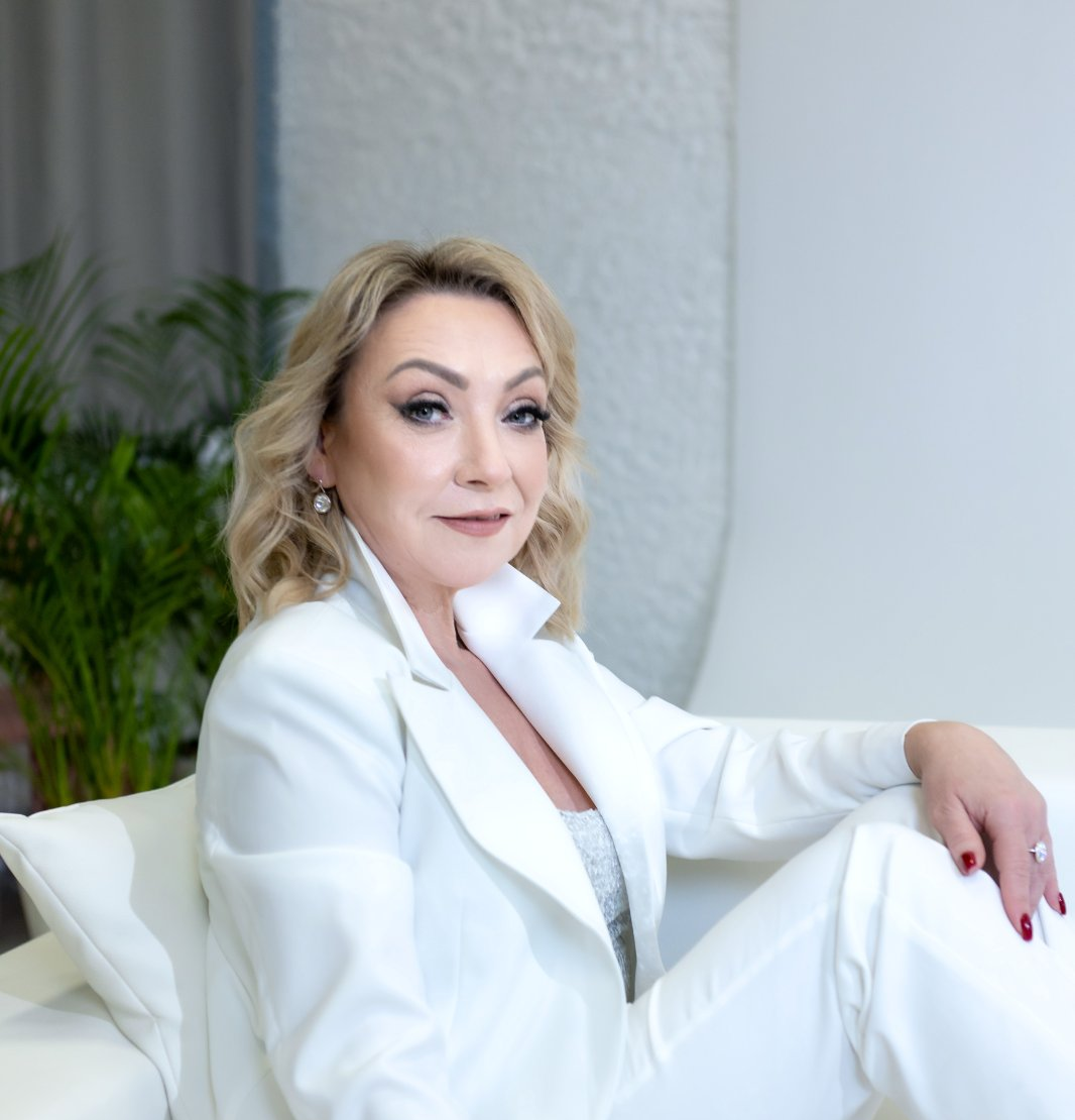 Как песни влияют на судьбу и почему не стоит петь о расставании, узнали у Юлии Шикунец