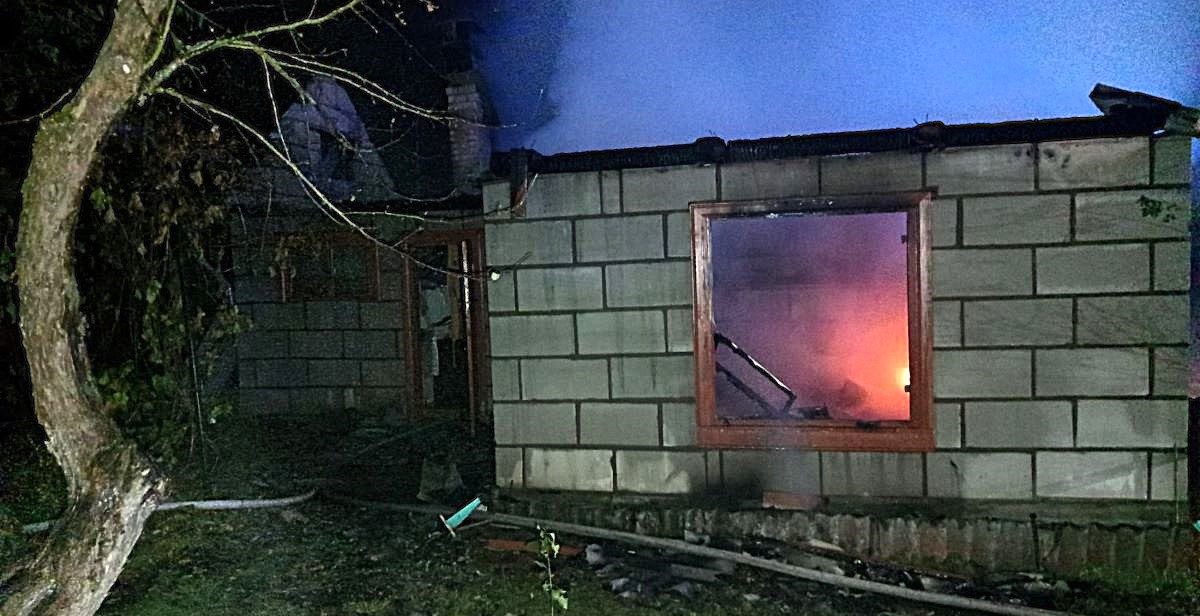 Огонь в Воложинском районе сегодня сжег крышу одного сарая и повредил кровлю другого