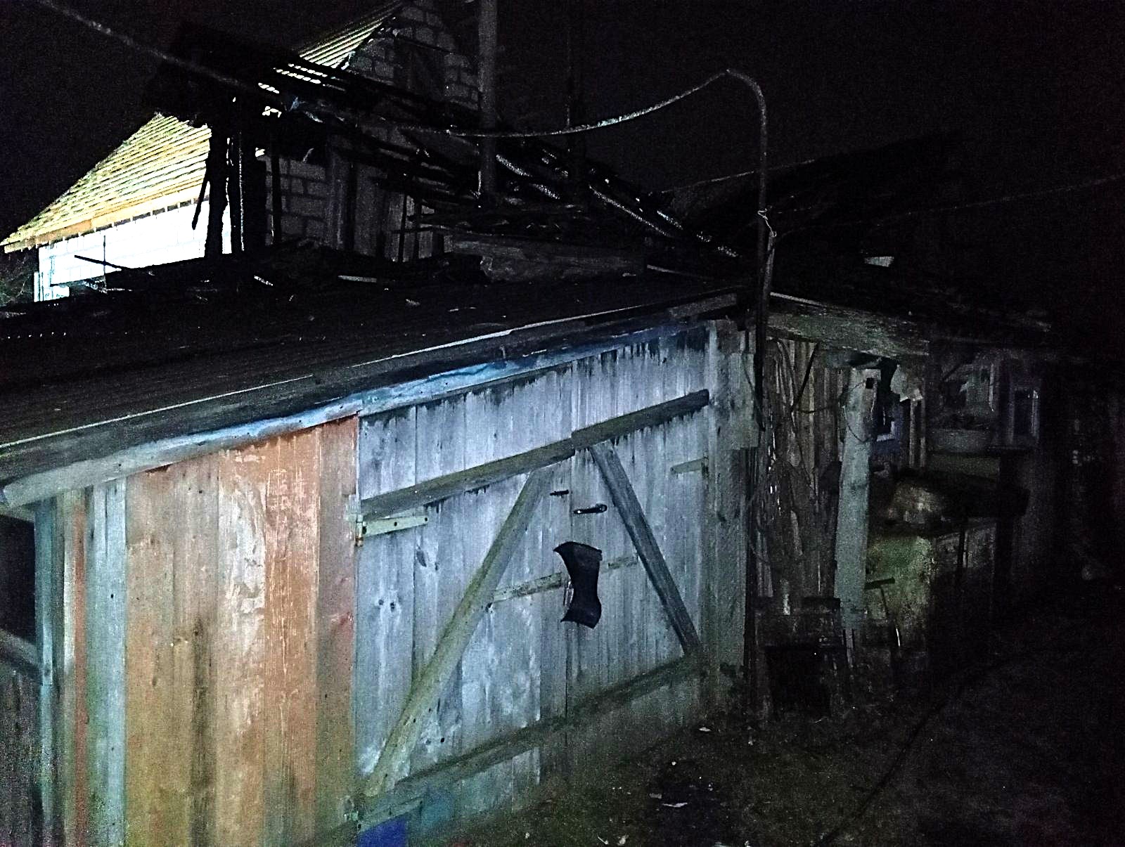 Сегодня ночью в Поставах вспыхнул гараж пенсионера