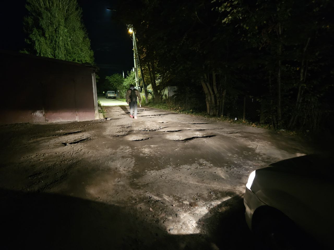 В Молодечно пешеход жалуется на капризный фонарь над плохой дорогой. Съездили ночью, посмотрели, что не так