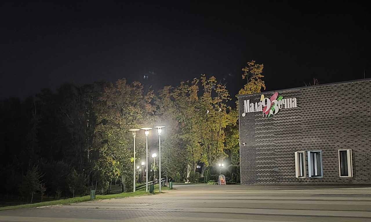 Посмотрели освещение дорожек в парке Молодечно, на которое жалуется местная жительница