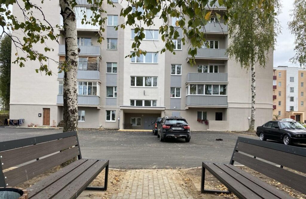 Несколько многоквартирников в Мяделе преобразились после капремонта