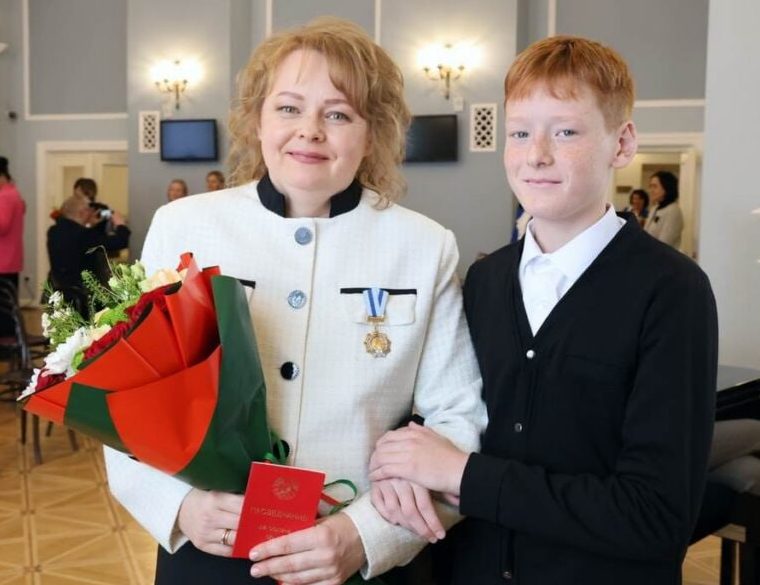Орден Матери вручили сегодня в Минском облисполкоме. Среди награжденных и жительницы нашего региона