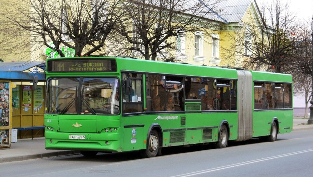В Борисове пенсионер выпал из автобуса на дорогу — водитель не закрыл двери