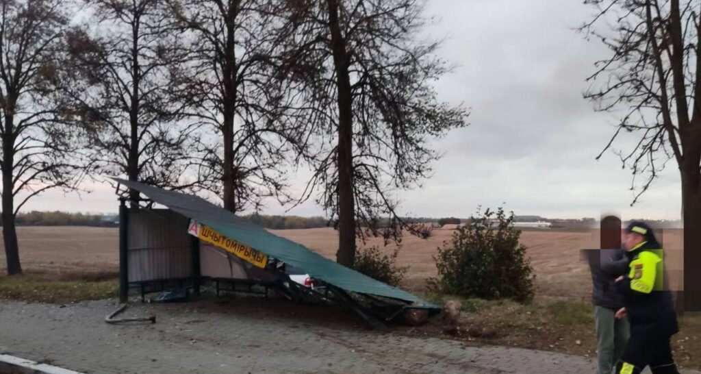 Под Минском водитель снес остановку и съехал в кювет