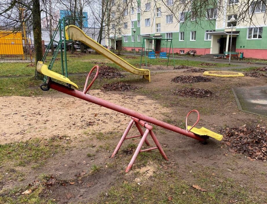 В Мяделе ремонт детской площадки вызвал недовольство жителей