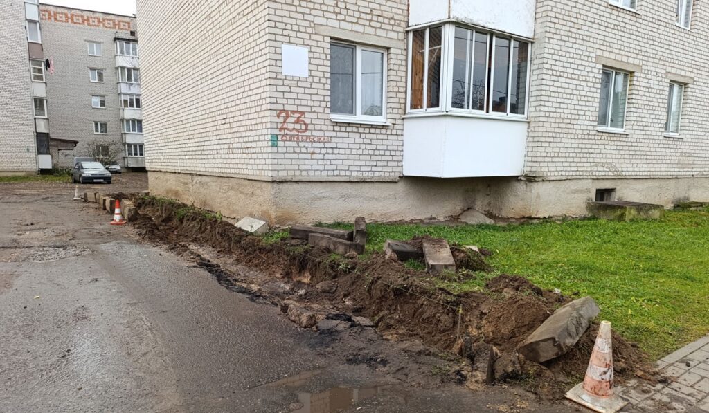 В Вилейке во дворе по улице Октябрьской сделают новую асфальтированную дорожку