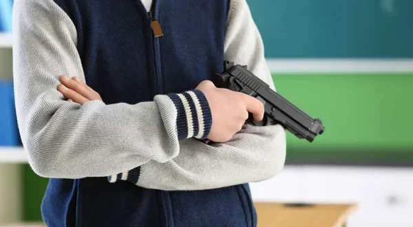 Родители купили подростку пневматический пистолет — он прострелил себе палец