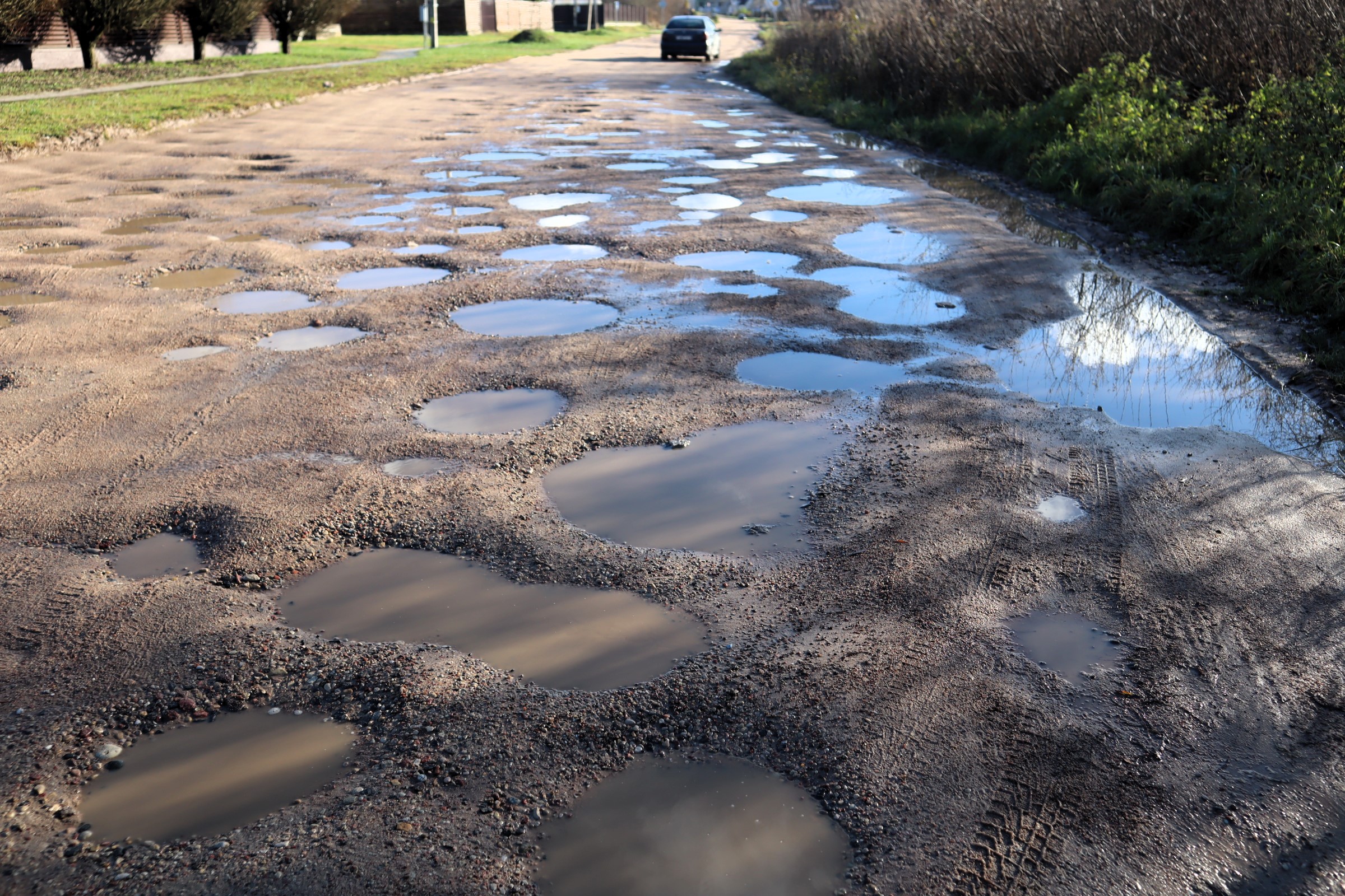 «На дороге ни одного живого места». Kraj.by проехал по Фестивальному микрорайону в Молодечно и послушал местных жителей