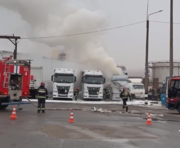 На «Беларуськалии» из-за пожара повреждены два грузовика. Пострадавших нет