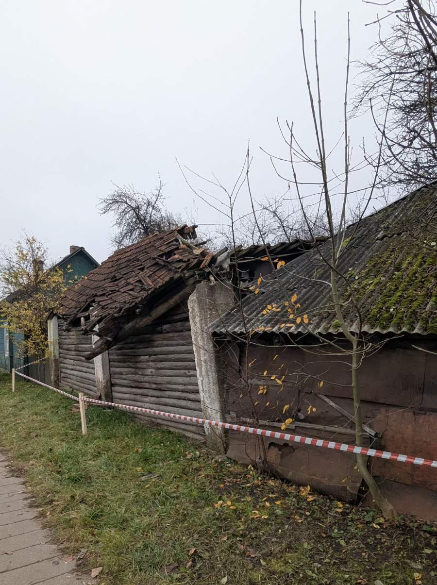 По требованию прокуратуры в Молодечно оградили опасный сарай
