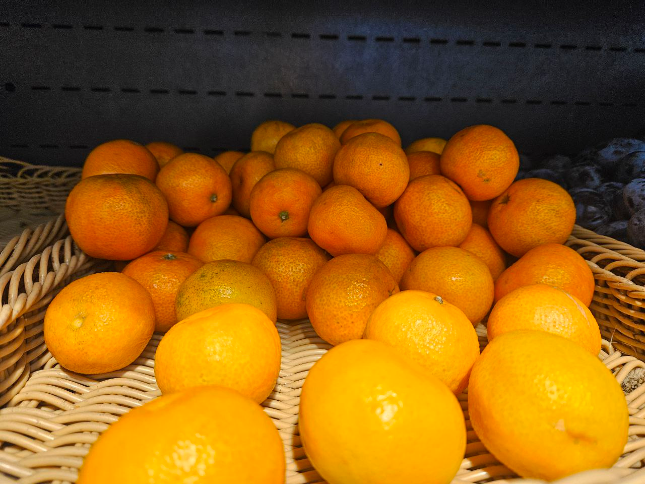 Сколько стоит новогодний аромат? Узнали цену на мандарины в молодечненских магазинах