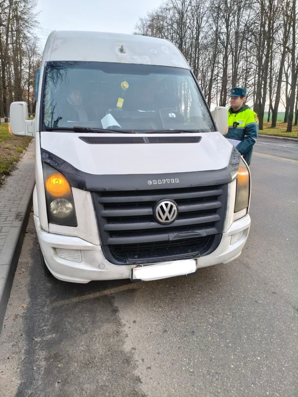 В Молодечно остановили микроавтобус, в котором не хватало гайки крепления колеса и не работали замки на дверях. В нем ехали дети