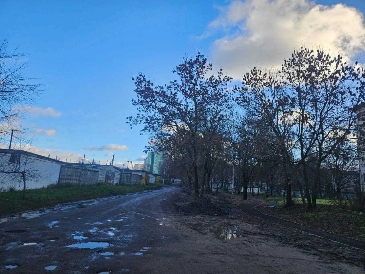 В Молодечно на улице Космонавтов сделали новую пешеходную дорожку. Почему не все довольны?