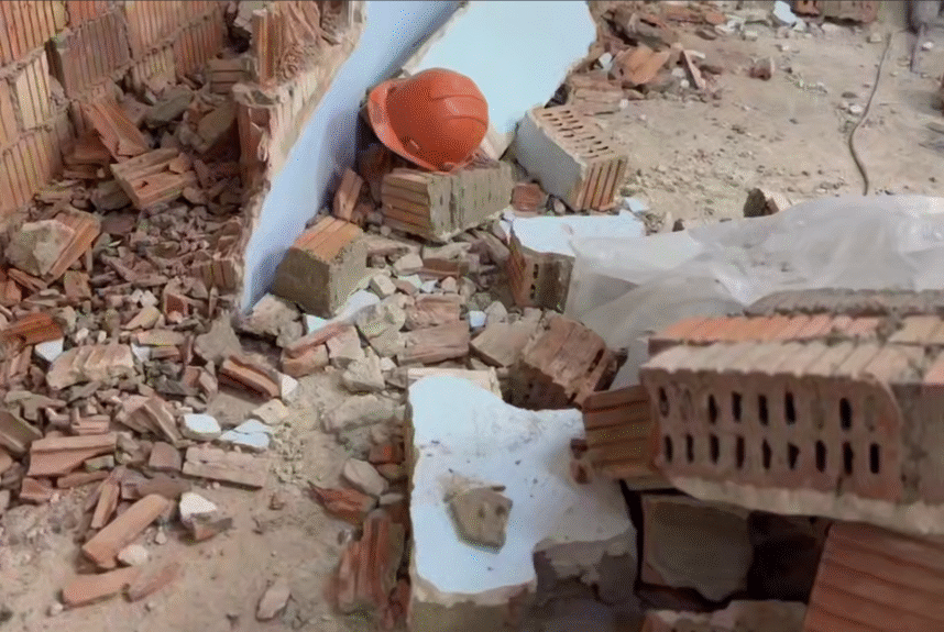 В Минске на рабочего при демонтаже здания обрушилась часть стены