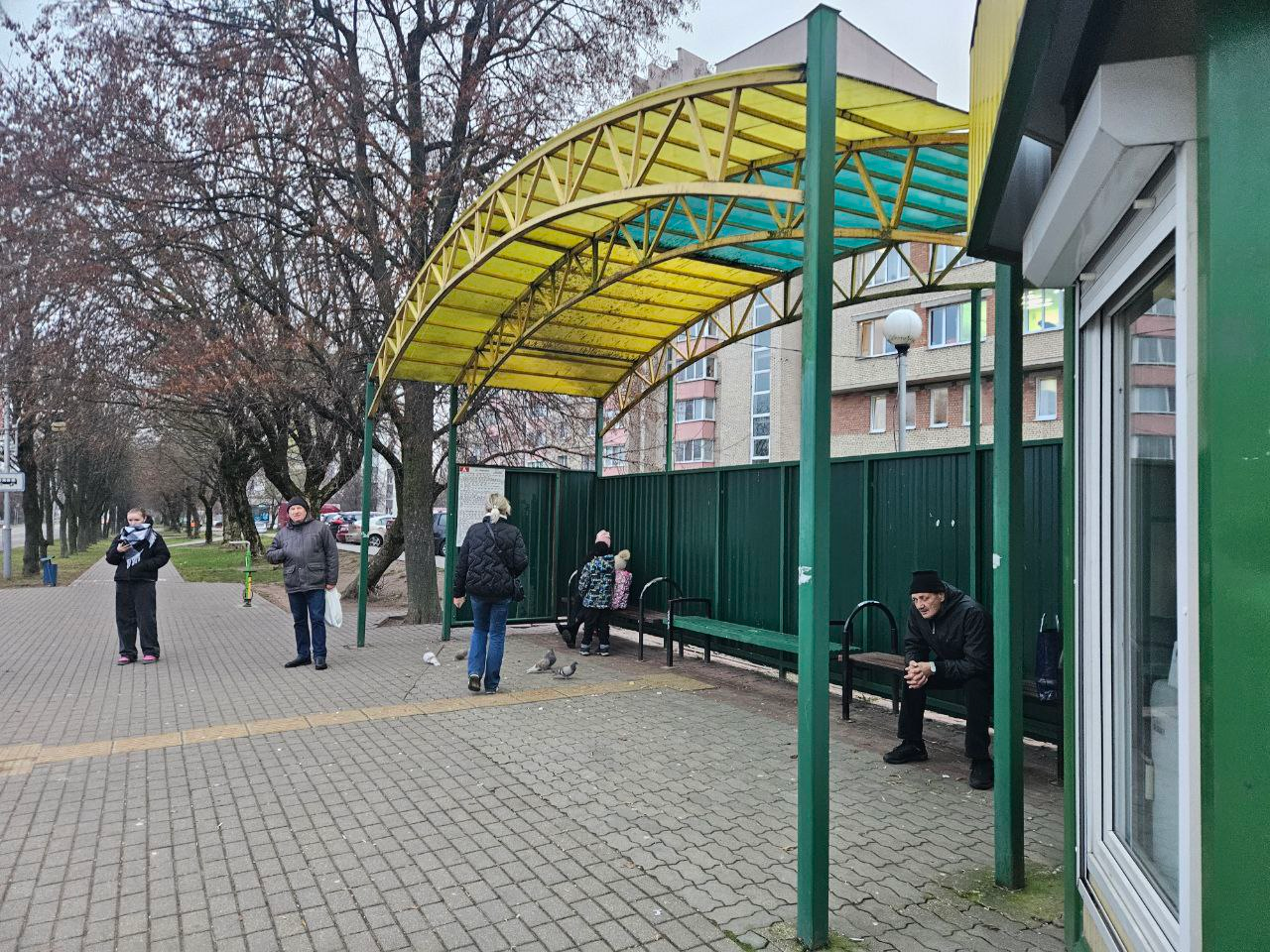 По просьбам жителей в Молодечно установили скамейку, отремонтировали остановку, подровняли дорогу. Что осталось?