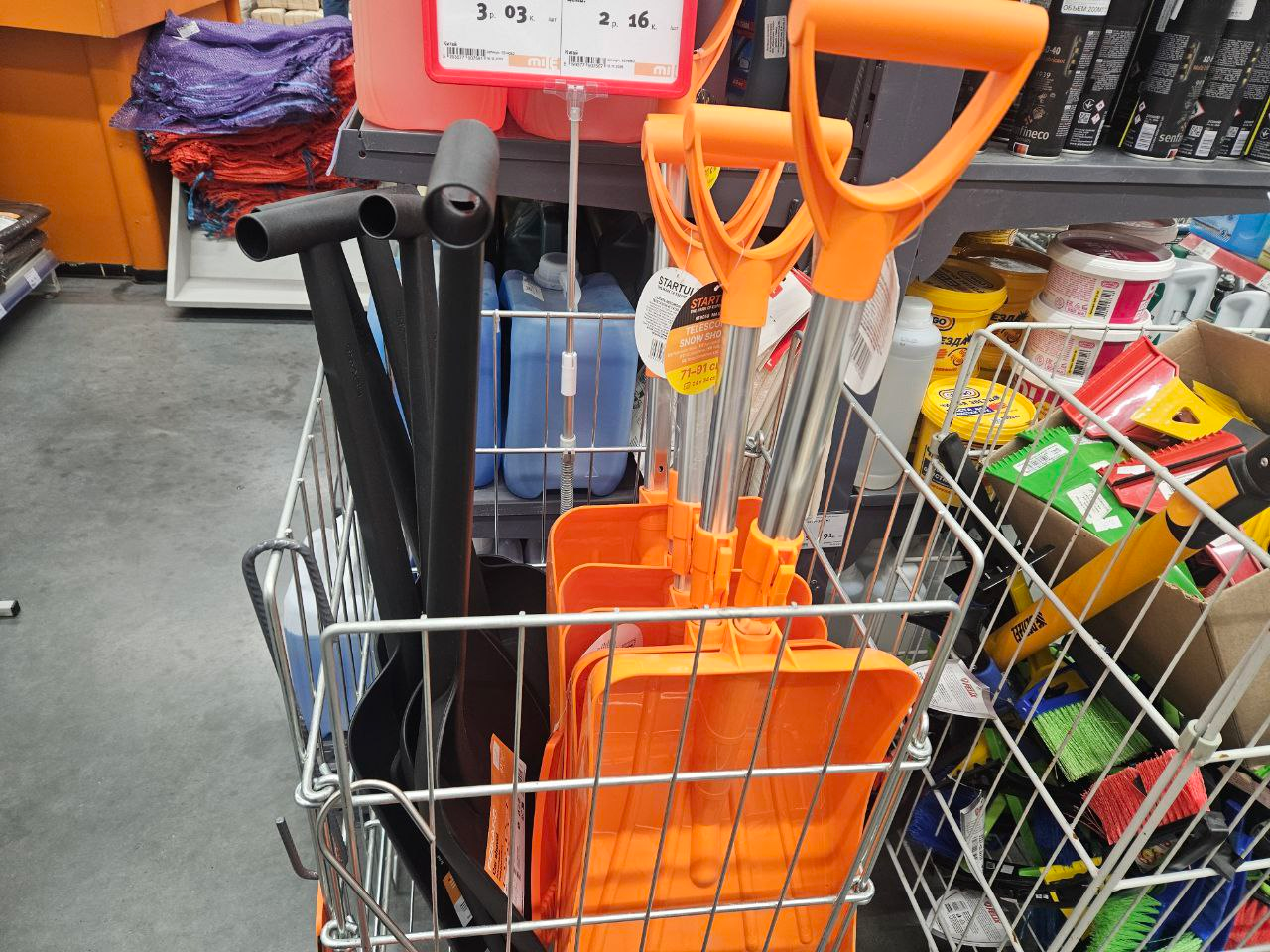 Разница цены на лопаты для уборки снега более 60 рублей. Где в Молодечно дешевые и сколько стоят самые дорогие?