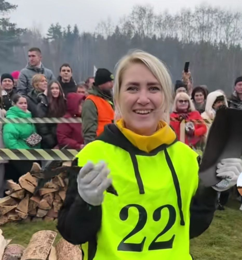 «Блины жарить не умею». Смотрите, как женщины сковородами раскалывали дрова