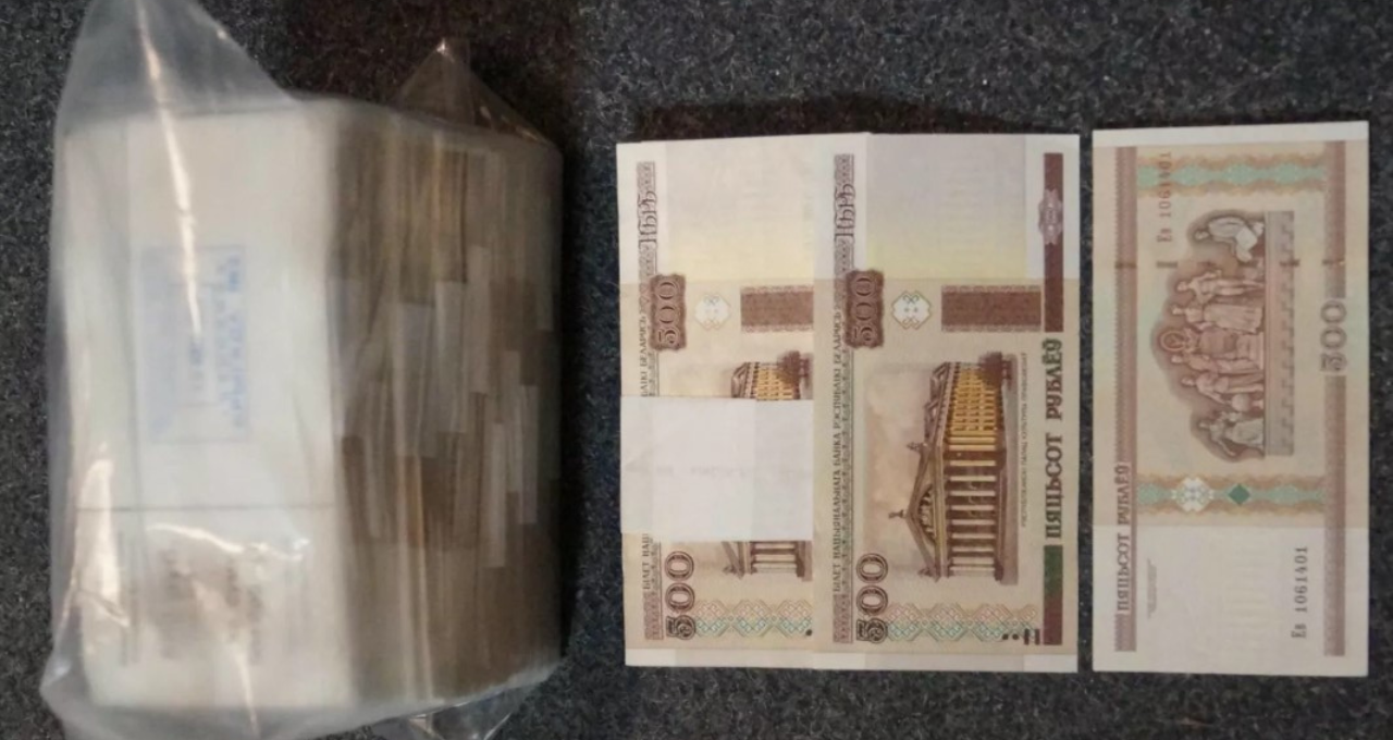 В Интернете продают пачки старых белорусских денег. Зачем и почем их покупают