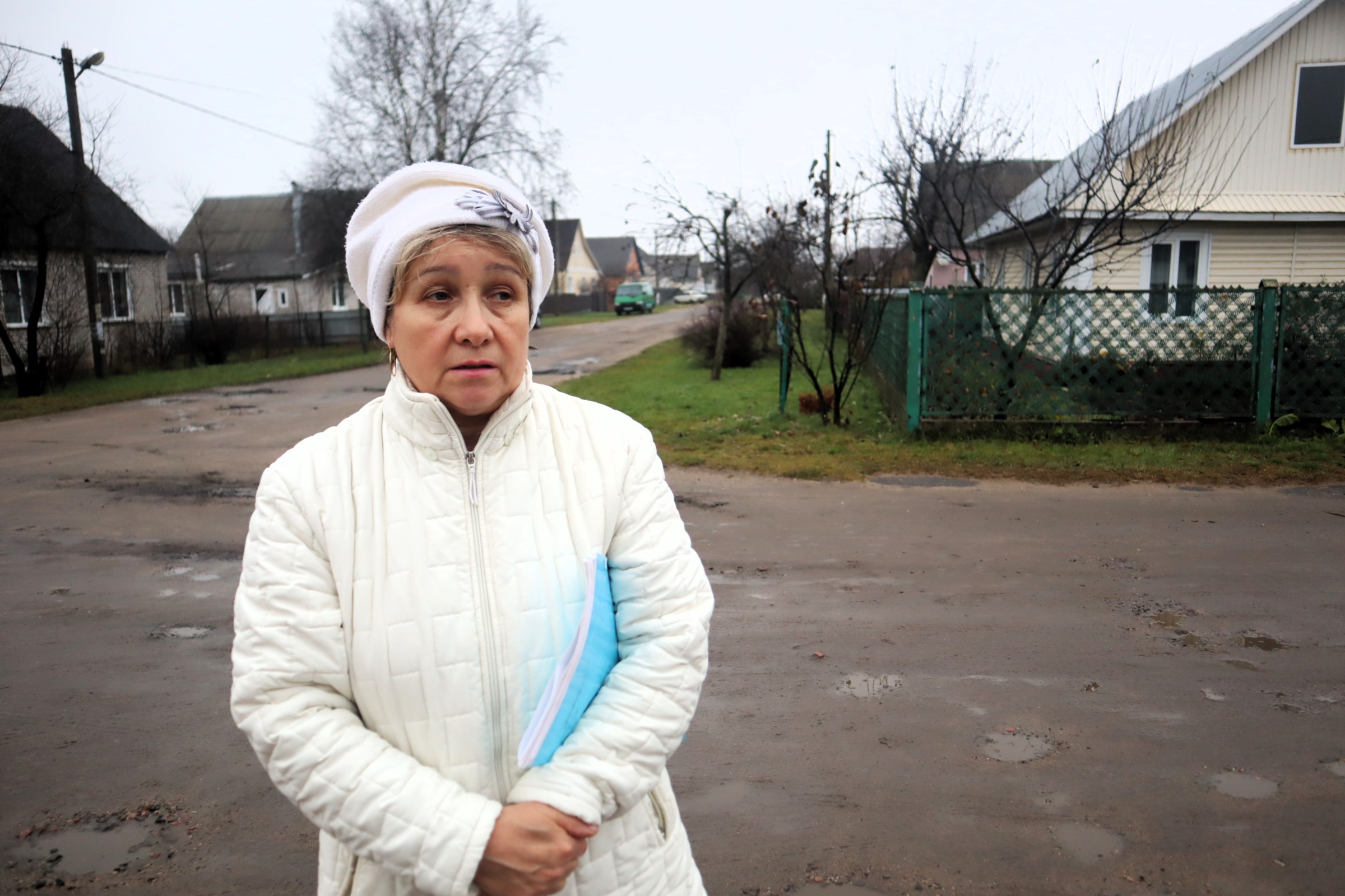 «Заплатила дорожный налог, а подвеску в машине за лето меняла два раза». Молодечненцы возмущены дорогами на Лесных