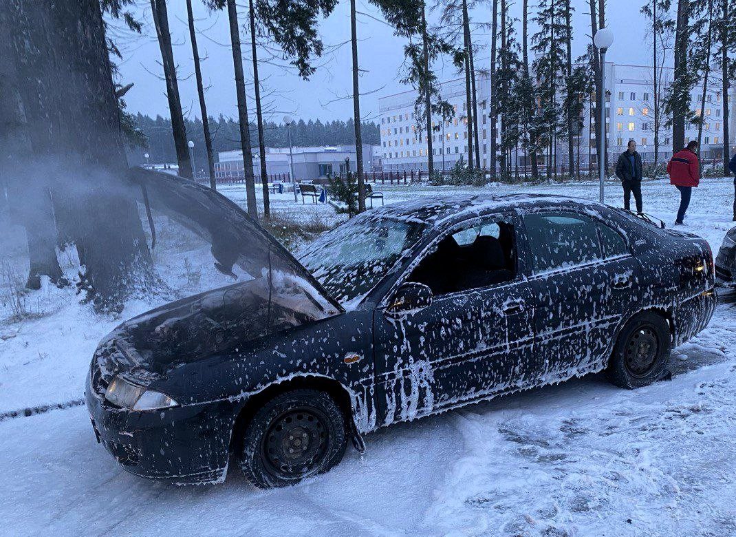 Спасатели потушили в Островце легковушку «Митсубиси»